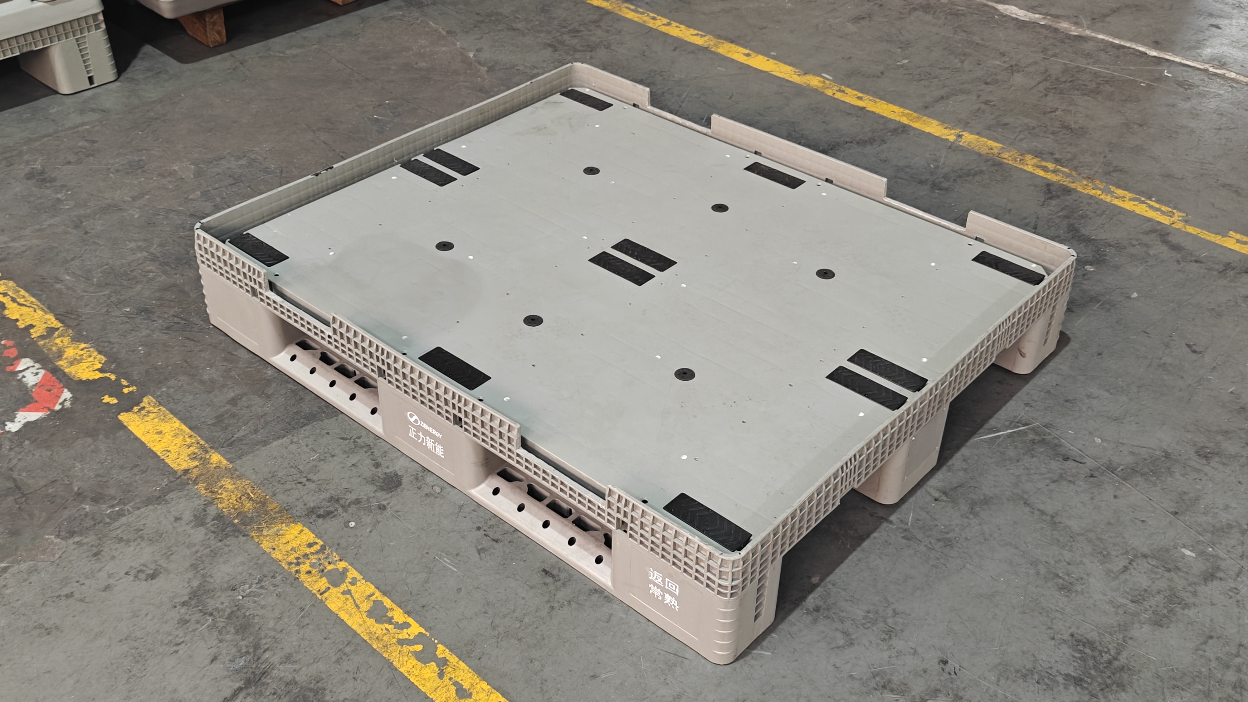 Injection molded pallet Injection molded pallet