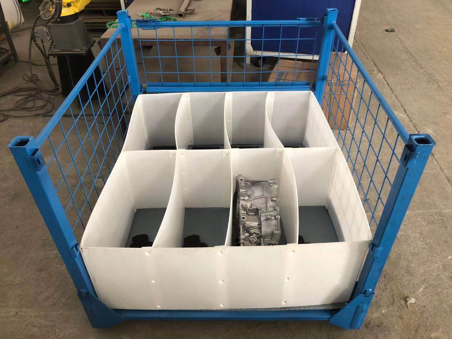 Foam inner lining of iron mesh box