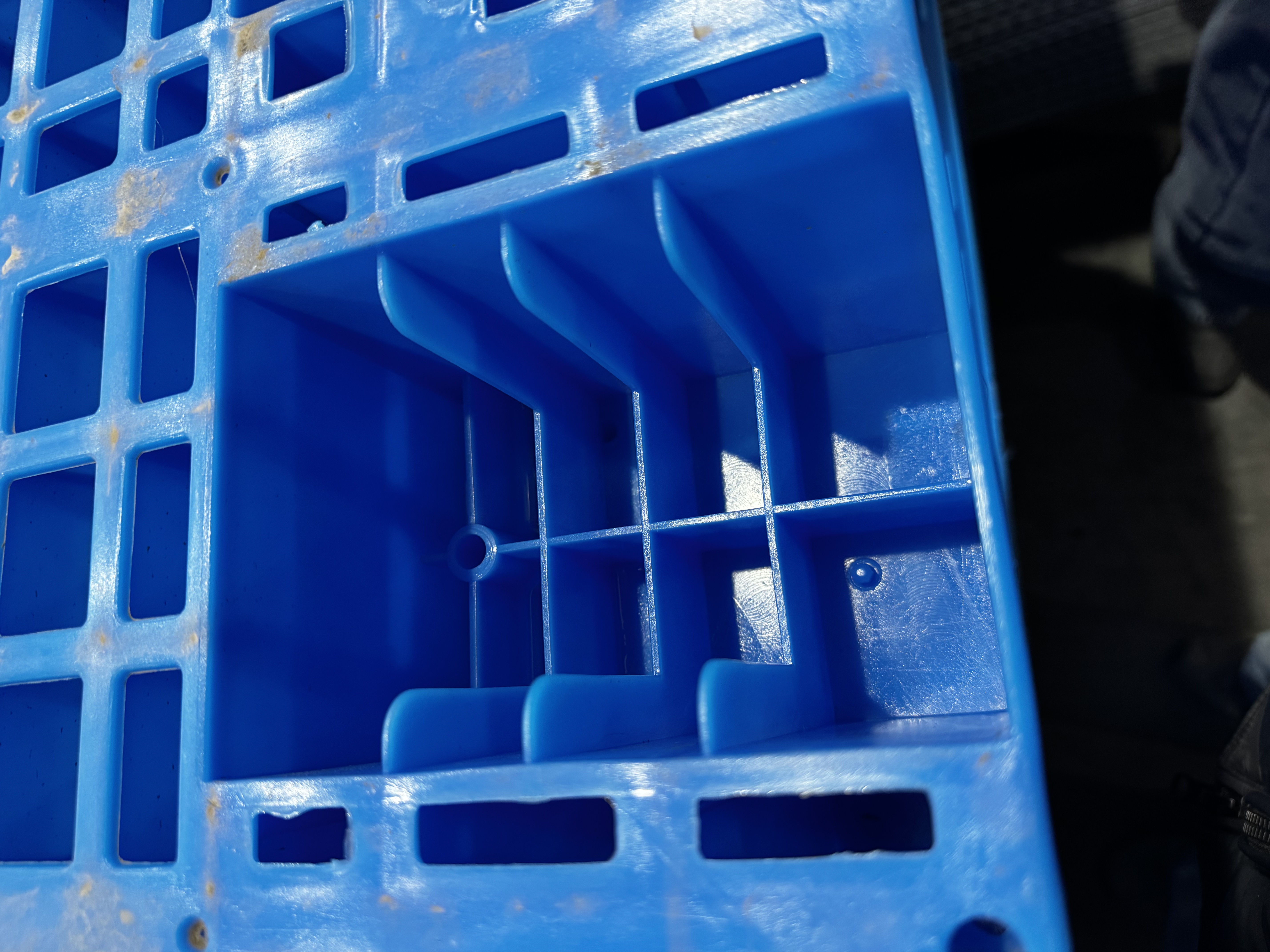 Structural design of pallet slot openings