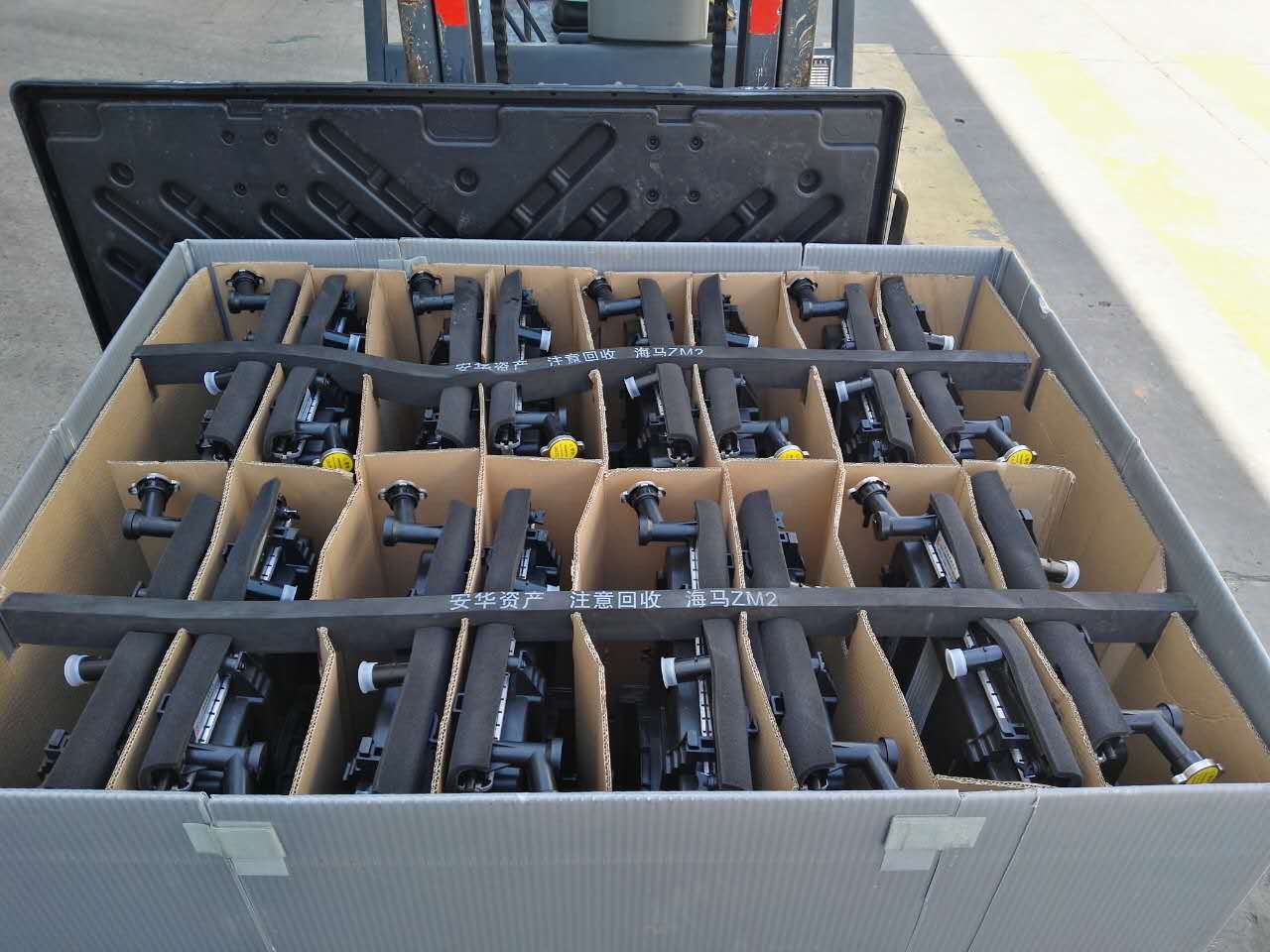 Packaging of plastic pallet boxes with honeycomb panel liners and dividers